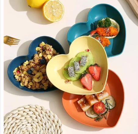 8 Pcs Multi-function Spit Bone Heart Shape Plate Set Dish Household Food Grade Plastic Spit Bone Dish Hearts Plate Set Dining Table Garbage Plates Small Plates Snakes Plate for Snacks