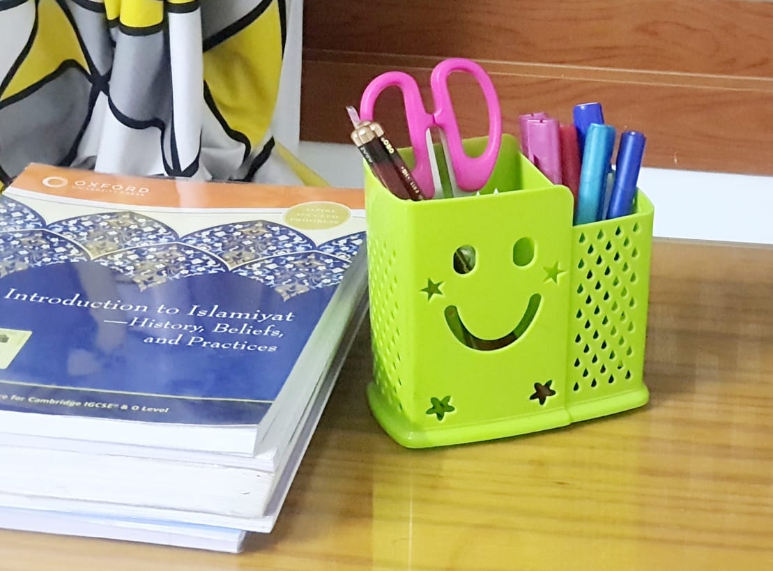 Happy Holder Stationary Holder Top Quality Office Organizer Desktop Pen Storage Box Pencil Brush Pot Pen Holder Makeup Brush Plastic Container Desk Organizer Desktop Pen Stand Office School Storage Case Plastic Box Desk Pencil Organizer